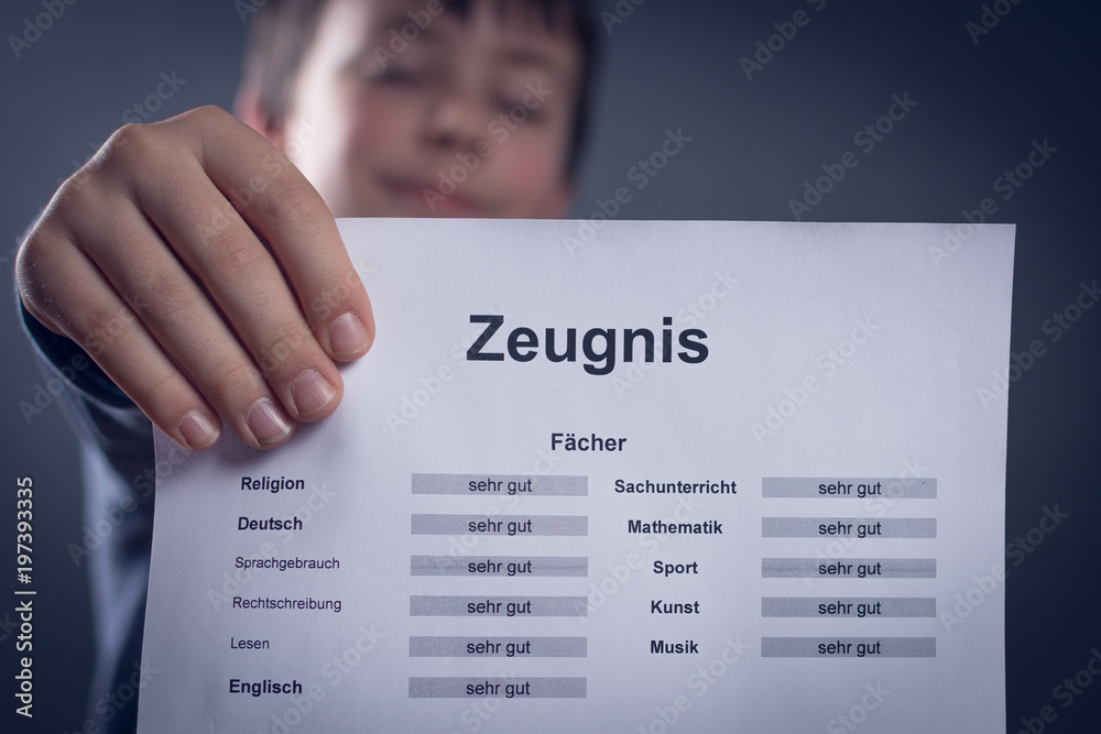 grundschulkind-hat-sehr-gutes-zeugnis-stock-foto-adobe-stock