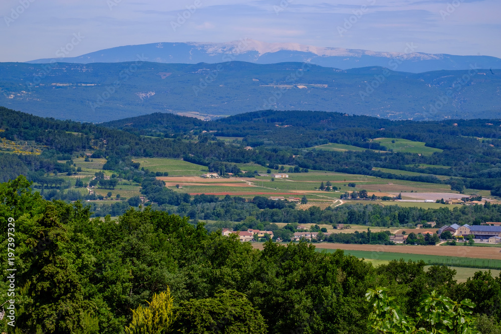 Vue depuis le sommet de village de Lacoste sur la vallée du Luberon, le Mont Ventoux. Provence, France. Vue depuis le sommet de village de Lacoste sur la vallée du Luberon, le Mont Ventoux. Provence, France.