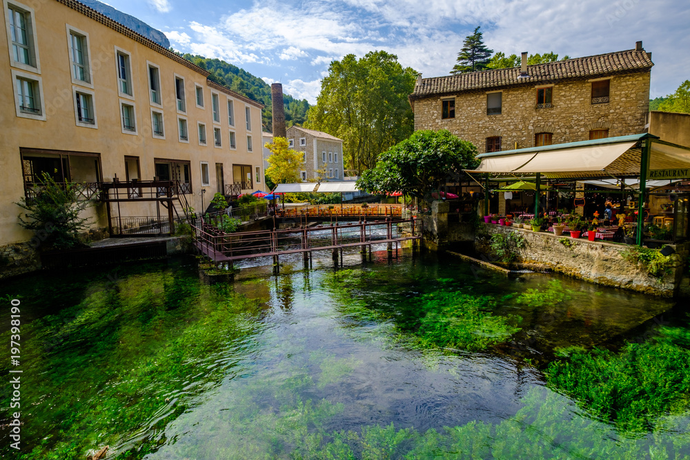Fototapeta premium Village de Fontaine-de-Vaucluse. Provence. France. Vue sur la rivière Sorgue. 
