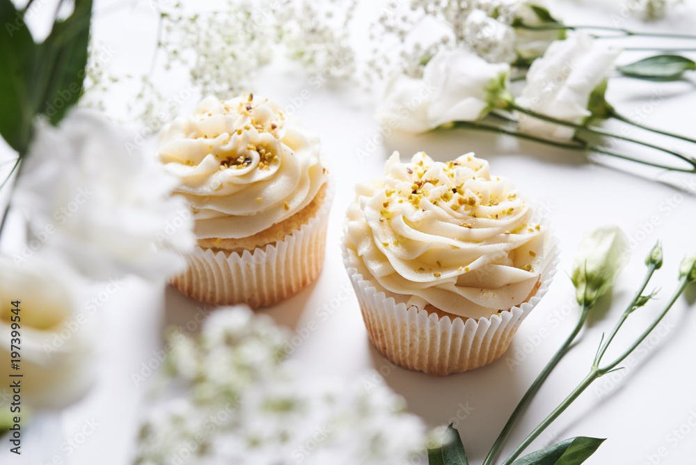 cupcakes and flowers cupcakes and flowers