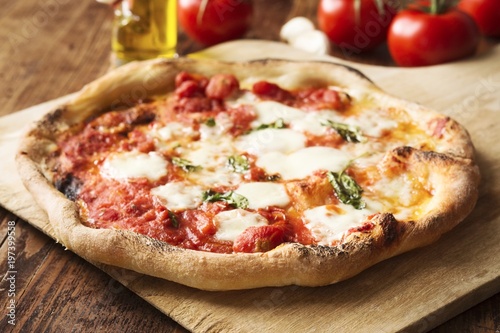 Hausgemachte Pizza Napoletana mit frischem Basilikum und Büffelmozzarella