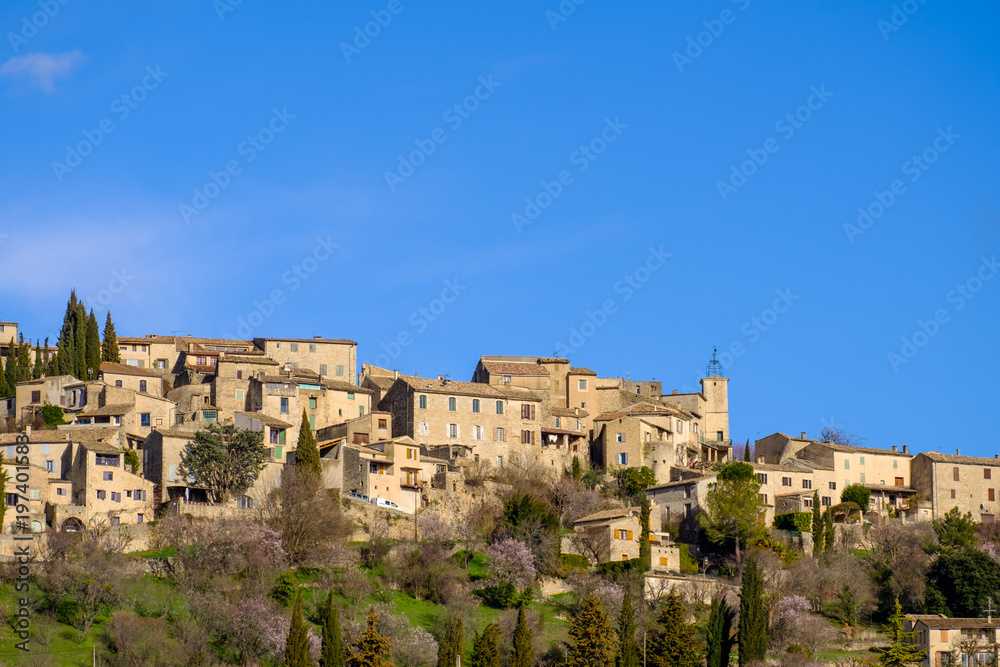 Vue sur le village de Lurs, Provence, France.