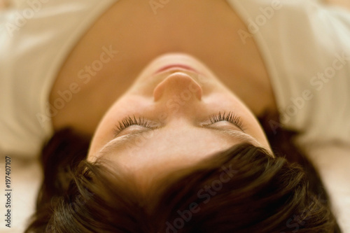 frau enspannt bei klangtherapie