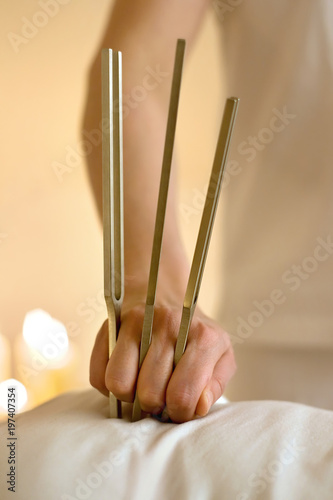 klangtherapie mit stimmgabeln bei kerzenschein