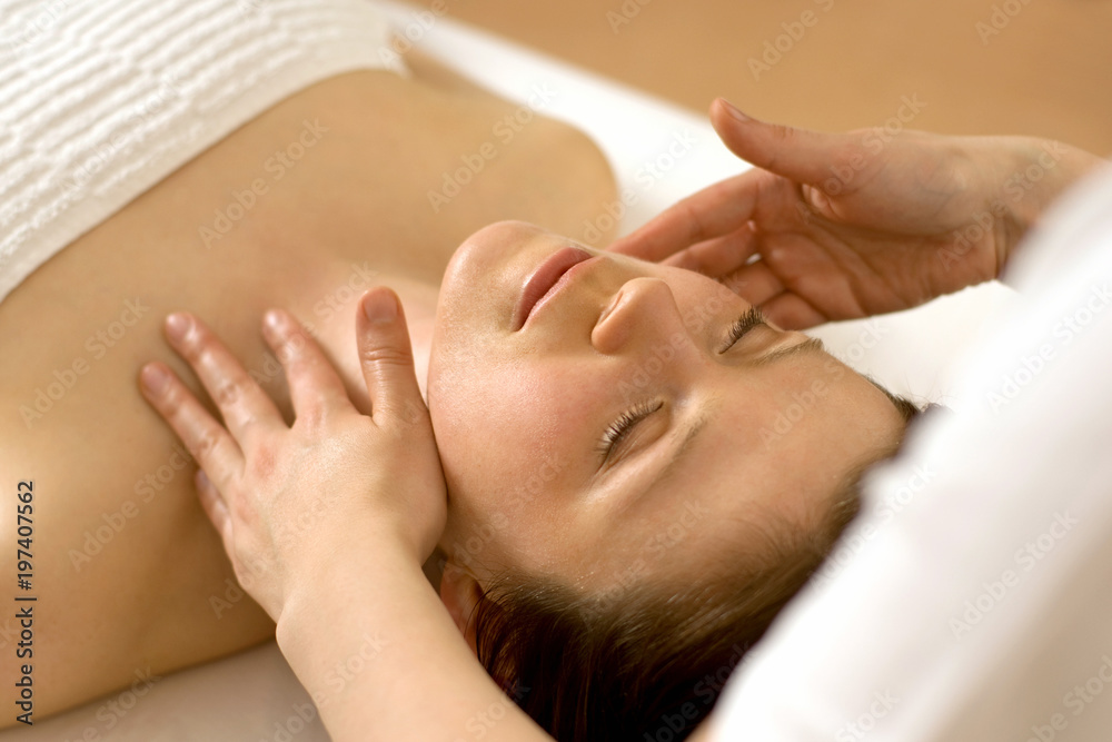 frau genießt gesichtsmassage frau genießt gesichtsmassage
