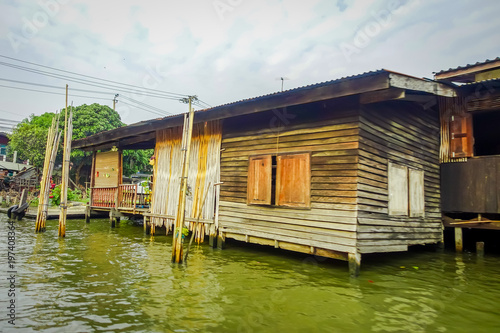 Outdoor view of gorgeous floating wooden house on the Chao Phraya river. Thailand, Bangkok © Fotos 593