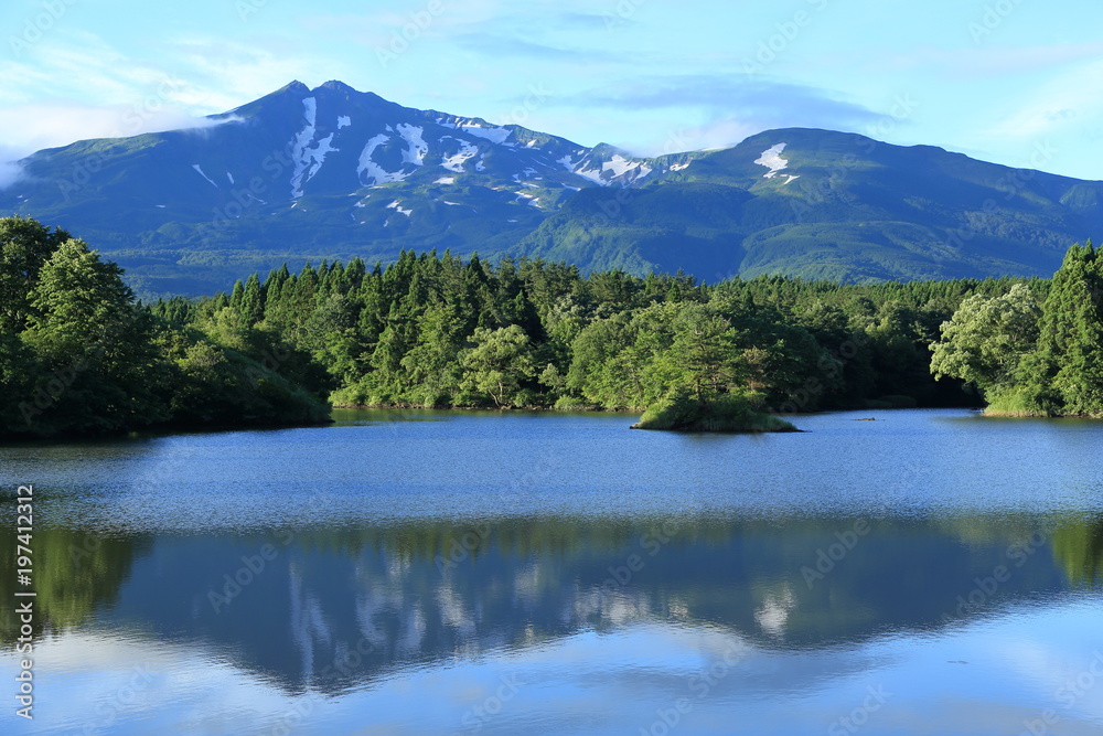 夏の大潟溜池と鳥海山　Ogatatameike and Mt.Chokai in summer / Nikaho, Akita, Japan	