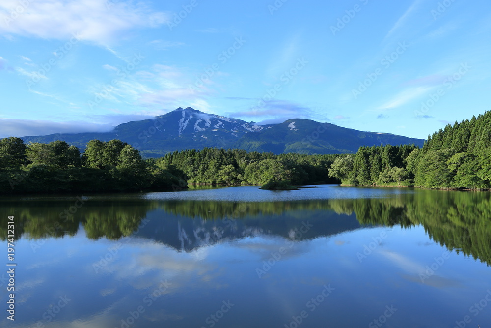 夏の大潟溜池と鳥海山　Ogatatameike and Mt.Chokai in summer / Nikaho, Akita, Japan	