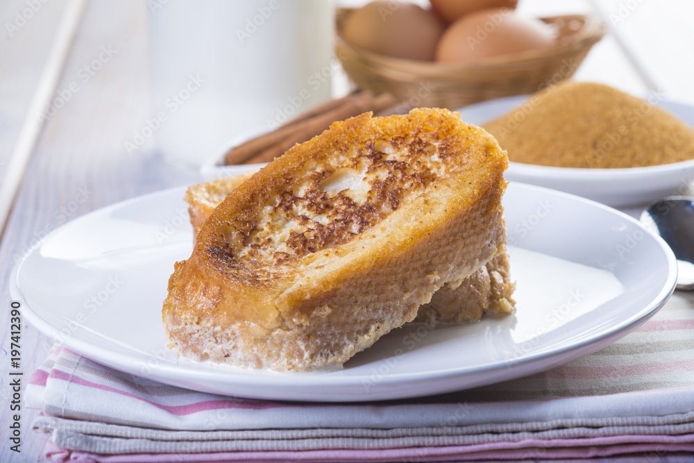 Torrijas de Semana santa, postre tradicional de la Pascuas en España Torrijas de Semana santa, postre tradicional de la Pascuas en España