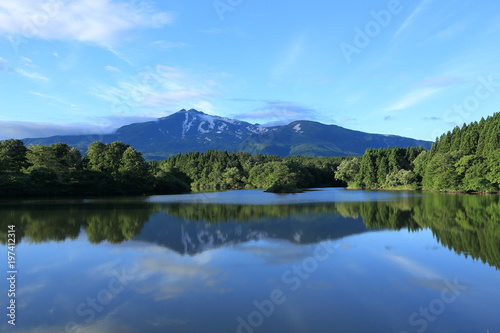 夏の大潟溜池と鳥海山 Ogatatameike and Mt.Chokai in summer / Nikaho, Akita, Japan 