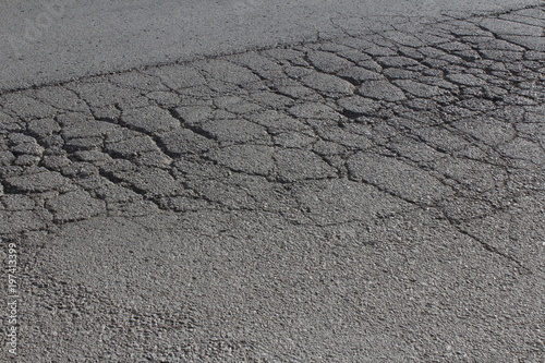aşınmış kırık eski asfalt 
