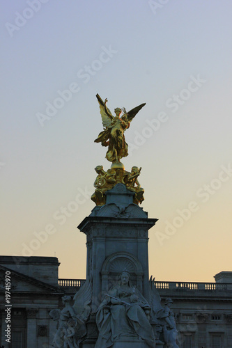 statue devant buckingham palace a londres pendant le coucher de soleil 
