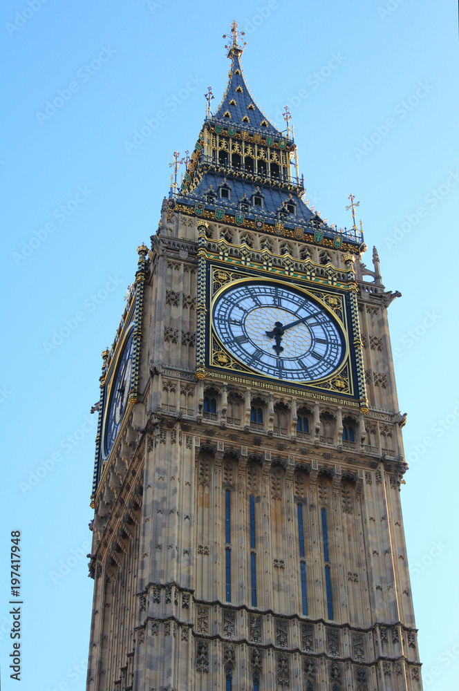 big ben sous un ciel sans nuages