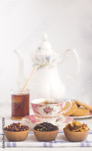Loose Leaf Tea and Natural Honey are Ideal for Tea Time