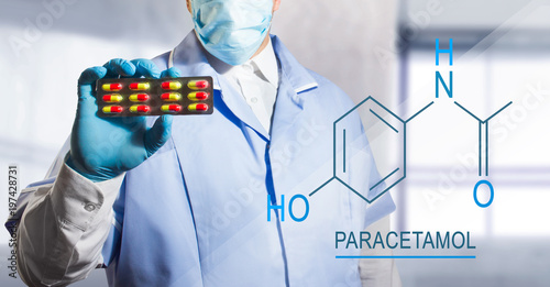 Foto Photo of a lab assistant holding a pill blister with paracetamol with chemical formula near to him