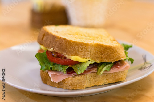 Sandwich de jamón lechuga 