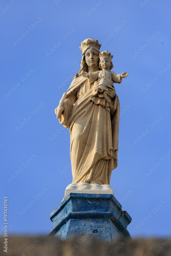 Fototapeta premium Statue of virgin Mary with child on top