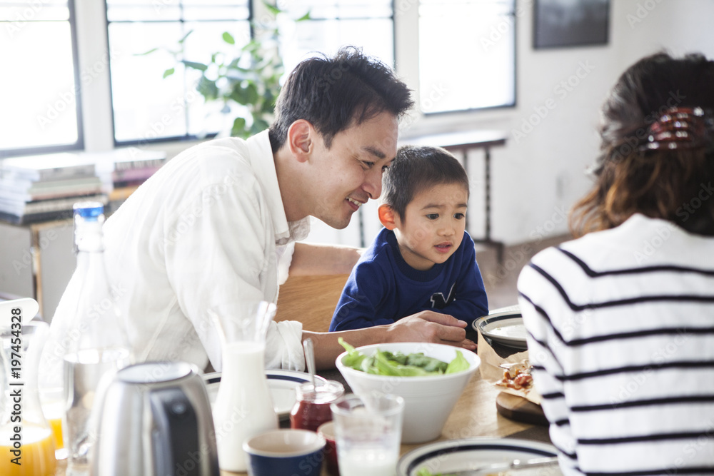 パパと息子が楽しそうに食事中。