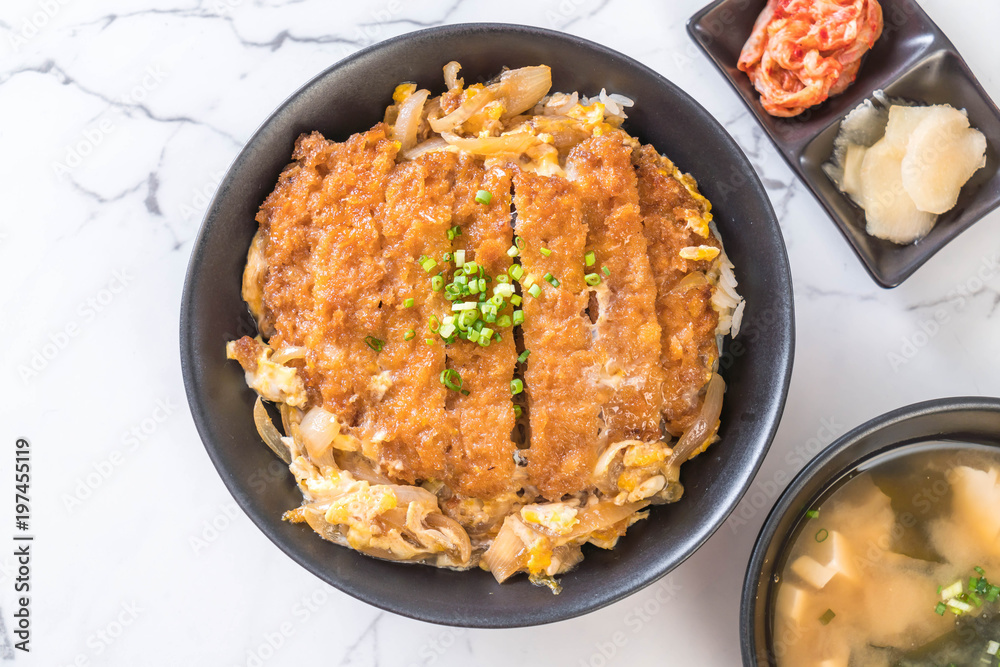 fried pork cutlet rice bowl (Katsudon)
