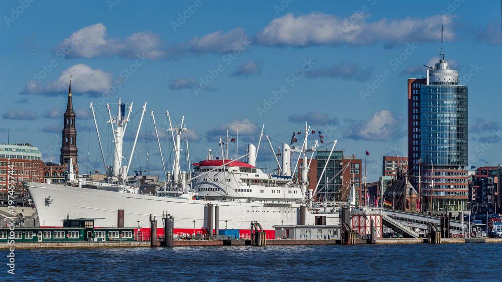 Cityhafen in Hamburg mit Museumsschiff