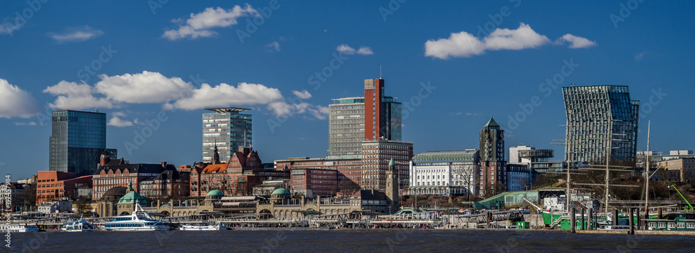 Naklejka premium Panorama Hamburg Hafen und Sankt Pauli sonnig