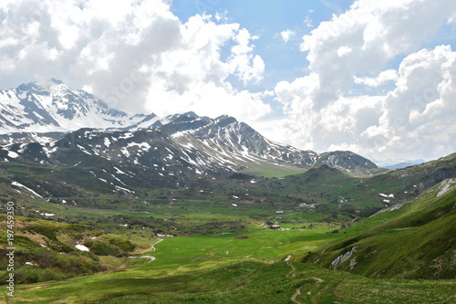 Paysage de montagne entre la vall  e de la Maurienne et le col du Glandon