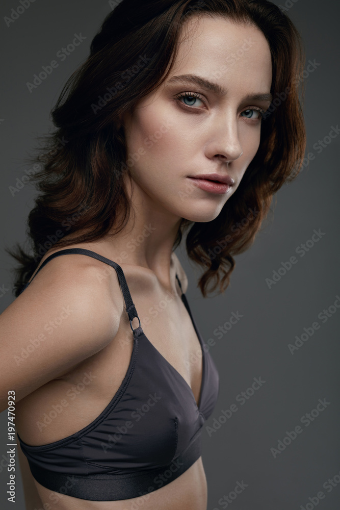 Fototapeta premium Fashion Model. Beautiful Woman In Bra