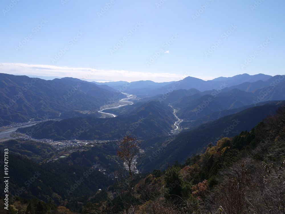 身延山からの富士川と駿河湾。身延　山梨　日本。11月中旬。