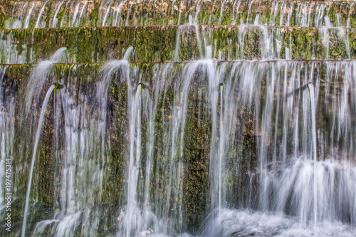 Abundante fuente de agua
