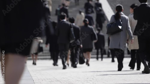 スーツで歩く後ろ姿