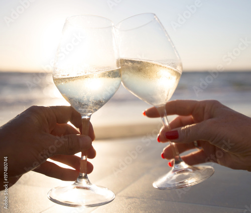 Aperitivo a riva del mare un brindisi con prosecco