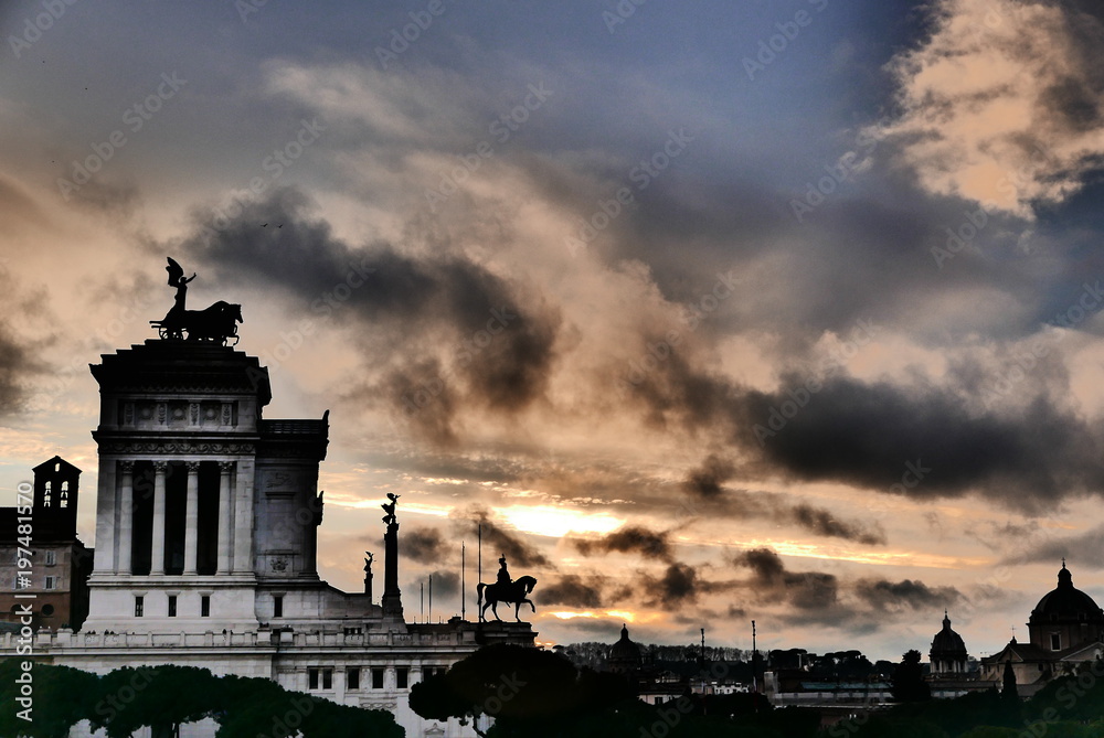 ciel romain au dessus du monument victor emmanuel