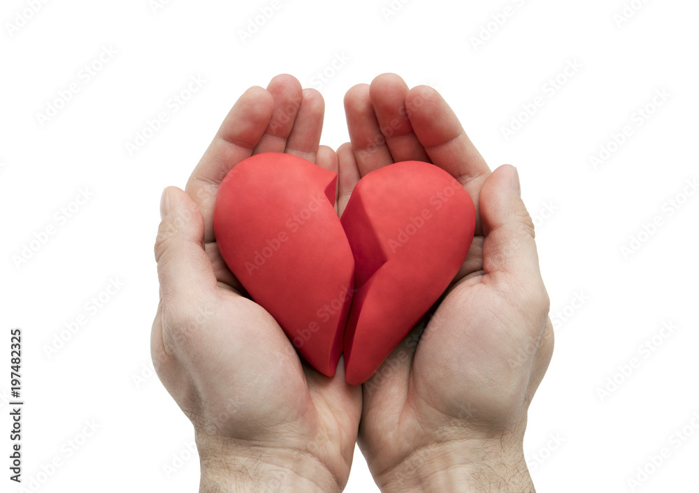 Fototapeta premium Złamane serce w rękach na białym tle biały ze ścieżką przycinającą