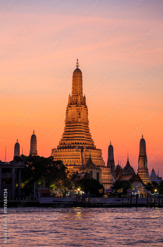 Naklejka premium le temple de wat arun au coucher de soleil le long de la chao praya à Bangkok