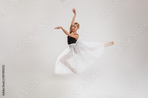 Fototapeta Naklejka Na Ścianę i Meble -  Beautiful young woman ballerina