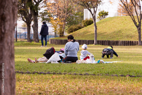 公園でピクニック © ドンピエロ
