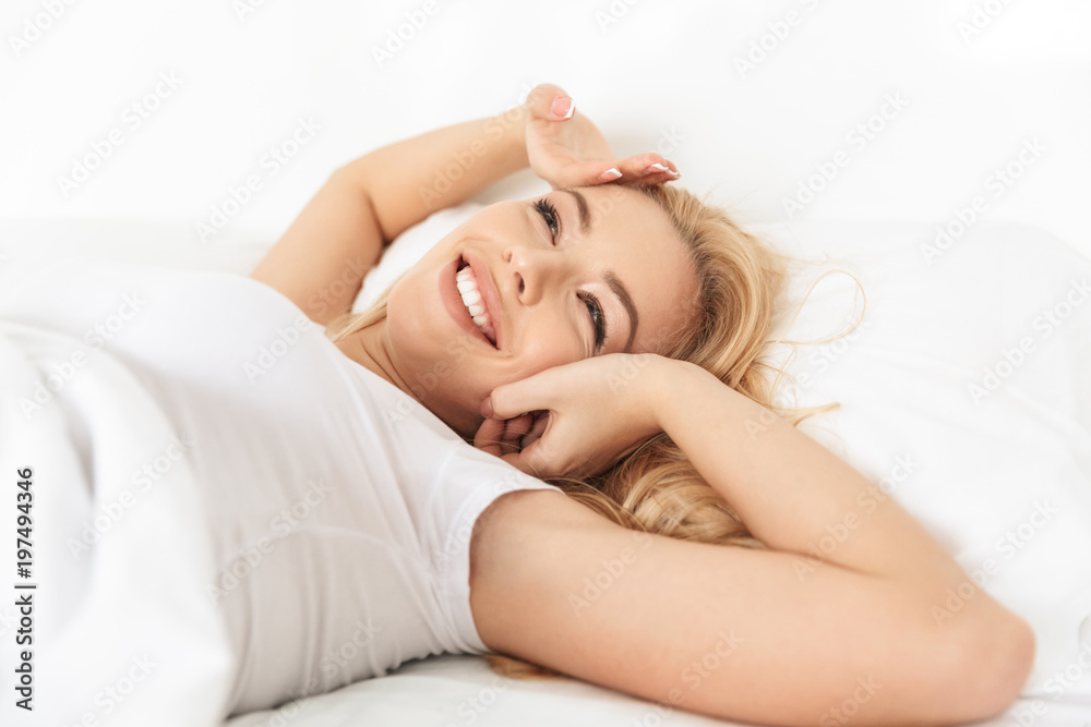 Obraz premium Close up of a smiling young woman lying