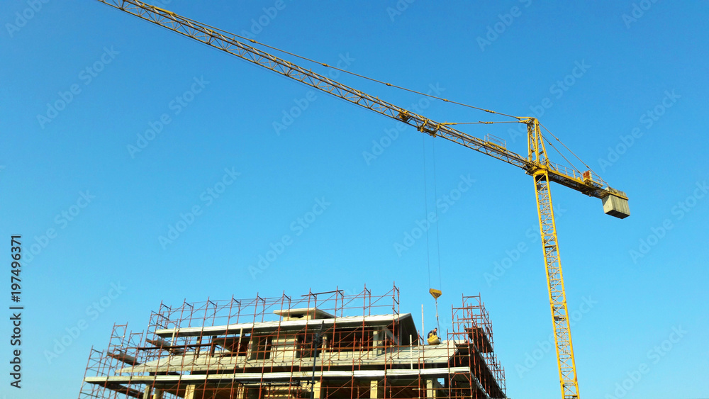 Cantiere edile in primavera - gru e ponteggio Cantiere edile in primavera - gru e ponteggio