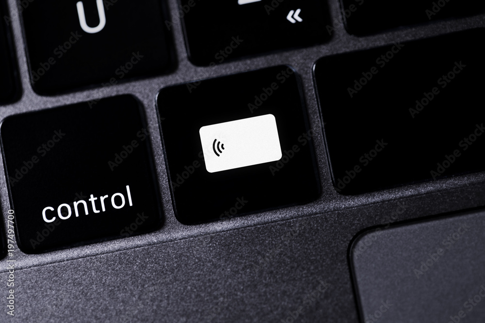 clavier d'ordinateur avec des icônes argent clavier d'ordinateur avec des icônes argent