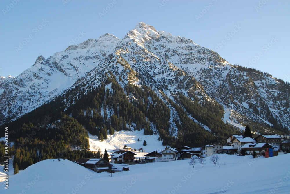 Alpenberg mit Schnee