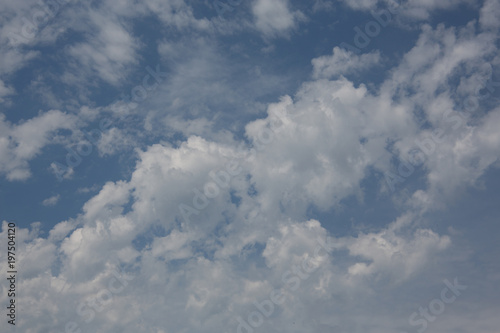 Weiße Wolken am blauen Sommer Himmel © Dr. N. Lange