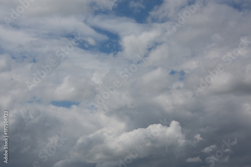 Fototapeta Naklejka Na Ścianę i Meble -  Weiße Wolken am blauen Sommer Himmel