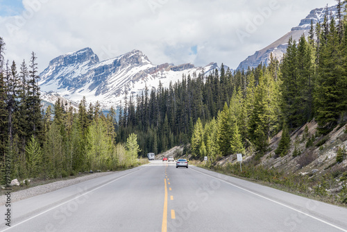 Kanada - Highway mit Bergpanorama nahe Banff