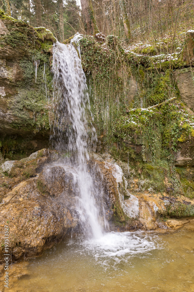 Obraz premium Wasserfall mit See