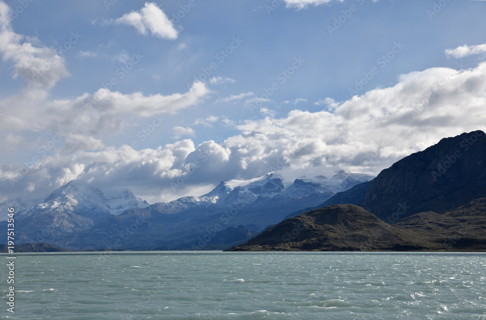 Monts enneigés du lago Argentino en Patagonie, Argentine