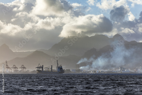 Der Hafen von Mauritius im ...