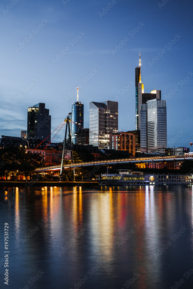 Skyline von Frankfurt am Main am Abend 