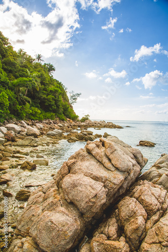 Blick aufs Meer von einem Strand in Thailand