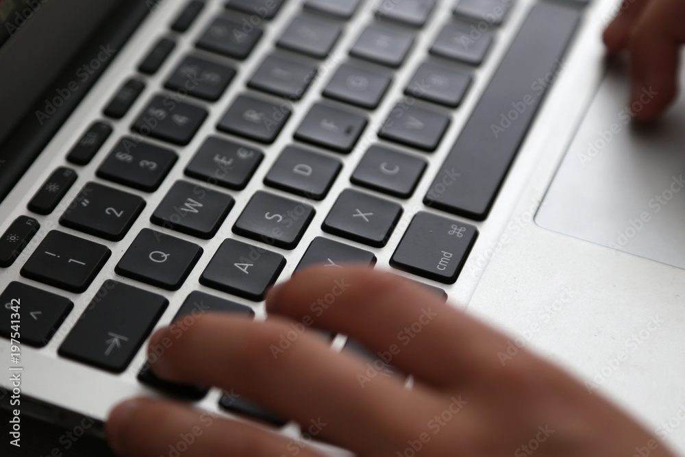 Tastatur eines Laptops mit schwarzen tasten Tastatur eines Laptops mit schwarzen tasten