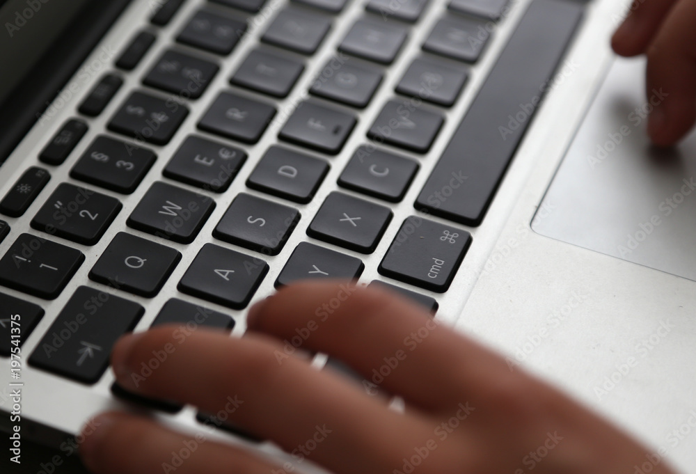 Tastatur eines Laptops mit schwarzen tasten Tastatur eines Laptops mit schwarzen tasten